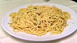 Spaghetti Aglio Olio e Peperoncino  RICETTA ORIGINALE [upl. by Dupin]