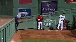 Austin Jackson flips over the wall to rob a homer [upl. by Anirbes225]