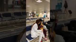 Maiara e Maraisa cantando no aeroporto [upl. by Dranyar]