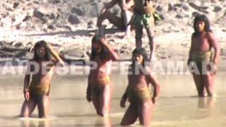 Lost Peruvian tribe make first contact [upl. by Marutani]